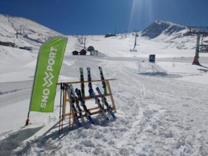 Stand με πέδιλα σκι σε μία χιονισμένη ατμόσφαιρα