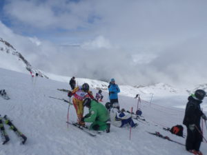 Ο προπονητής του Snowport βοηθάει τη μικρή σκιερ να βάλει σωστά τα πέδιλα σκι