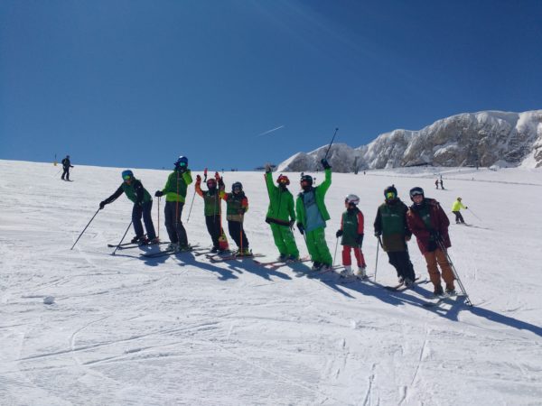 Όλοι οι σκιερ μαζί σε μία ομαδική φωτογραφία μετά από ένα μάθημα freestyle ski