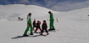 Snowport snow kids mountain ski training trainer group