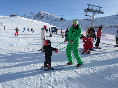 Ο προπονητής Αλέξανδρος Παπαϊωάννου μαθαίνει σκι με ασφάλει σε ένα παιδάκι 4 ετών